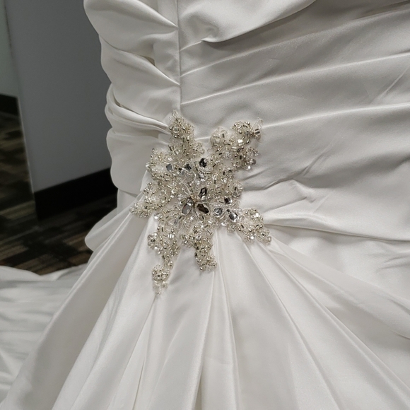 NWT Maggie Sottero wedding, beaded, size 8, mermaid - Picture 3 of 7